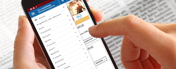 Hand hält Smartphone und navigiert mit dem Finger durch ein digitales Menü einer App oder Webseite mit verschiedenen Kategorien wie Auto, Finanzen, Reisen und Mode – Symbol für mobile Nutzung und digitale Angebote.